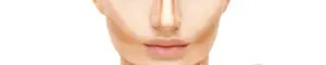 Ein Gesicht, das mit Concealer in verschiedenen Farbtönen konturiert wurde und noch nicht verblendet ist